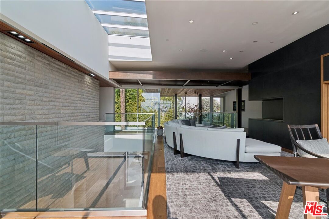 1232 Sunset Plaza Dr