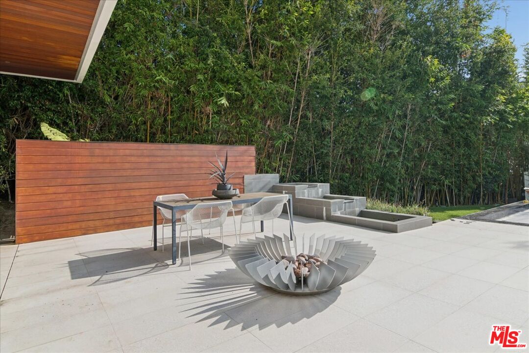 1232 Sunset Plaza Dr