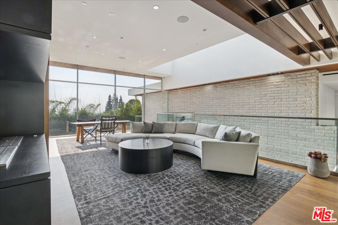 1232 Sunset Plaza Dr