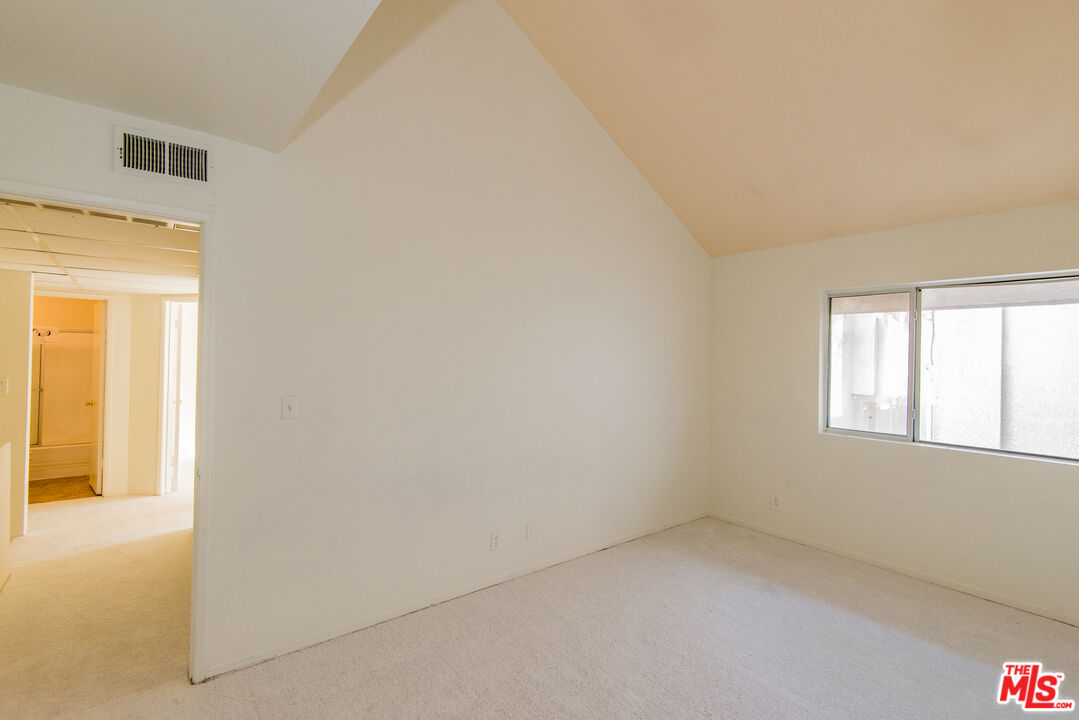 7651 Reseda Blvd Unit: 3T