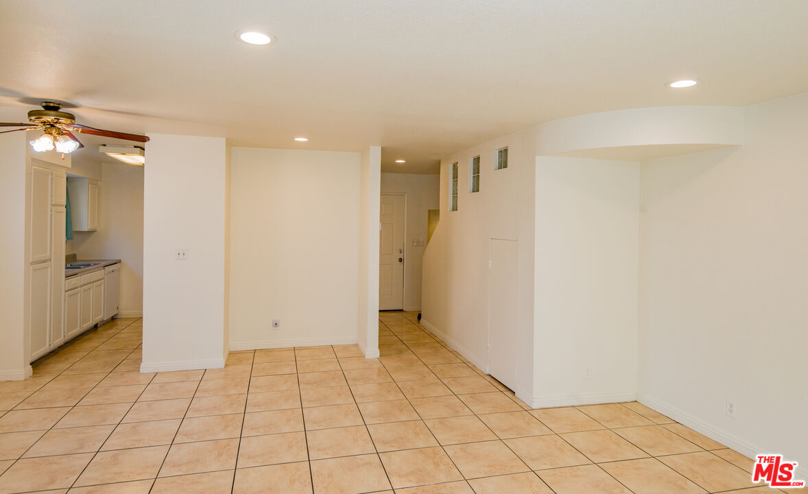 7651 Reseda Blvd Unit: 3T