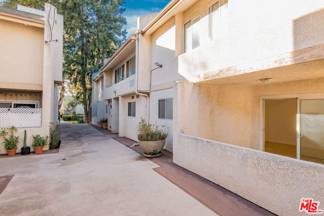 7651 Reseda Blvd Unit: 3T