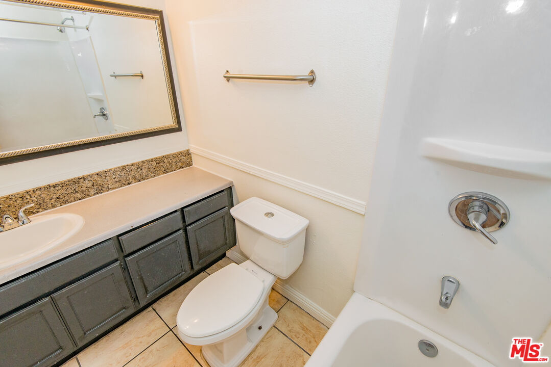 7651 Reseda Blvd Unit: 3T