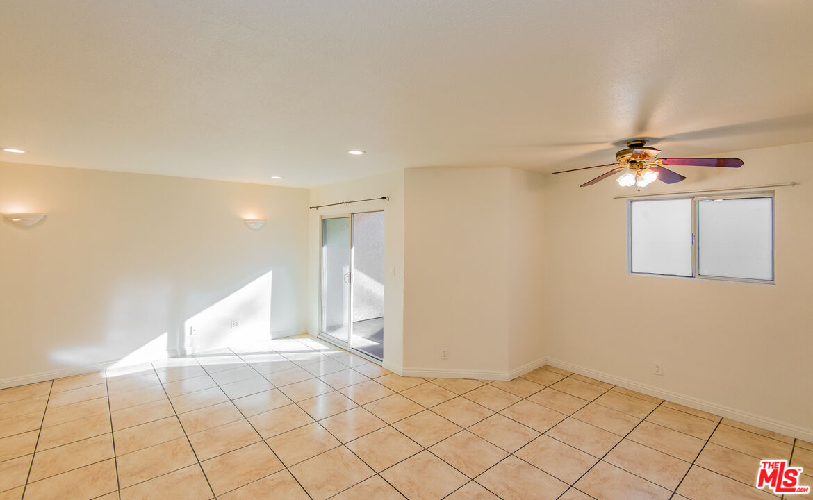 7651 Reseda Blvd Unit: 3T