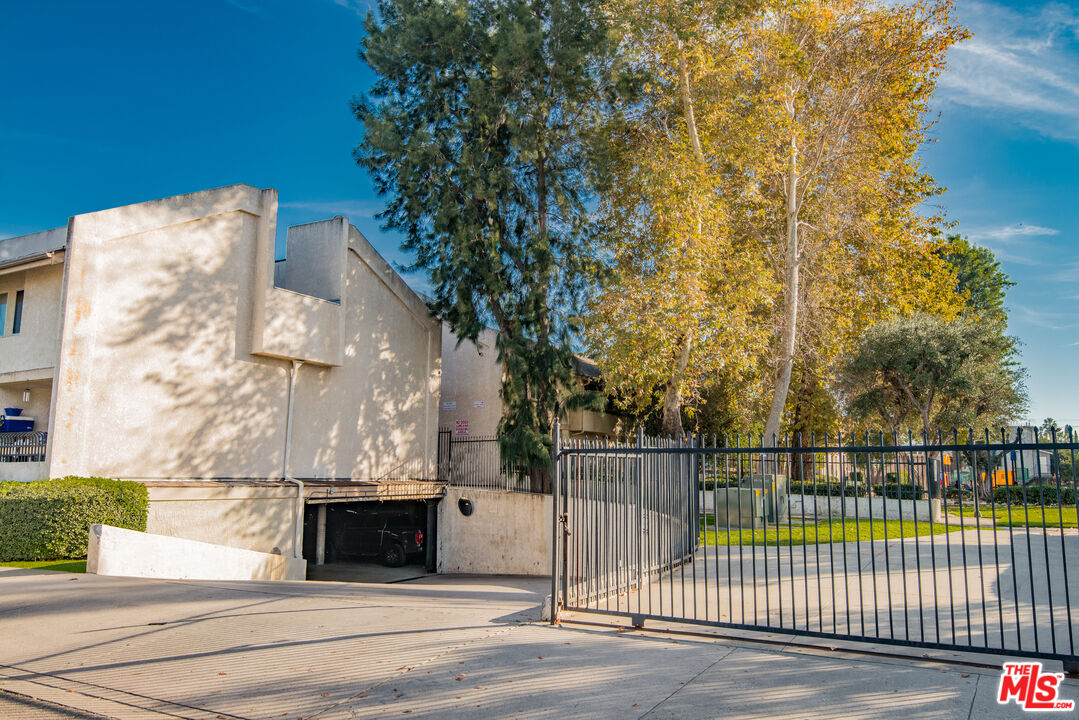 7651 Reseda Blvd Unit: 3T