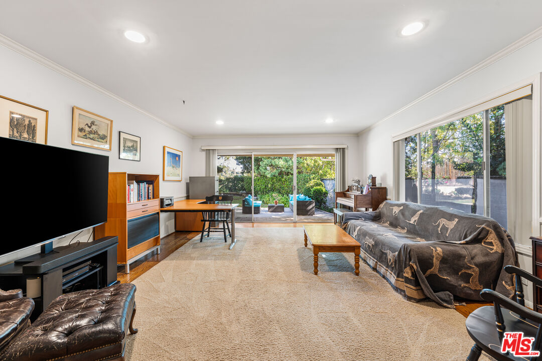 1130 Linda Flora Dr