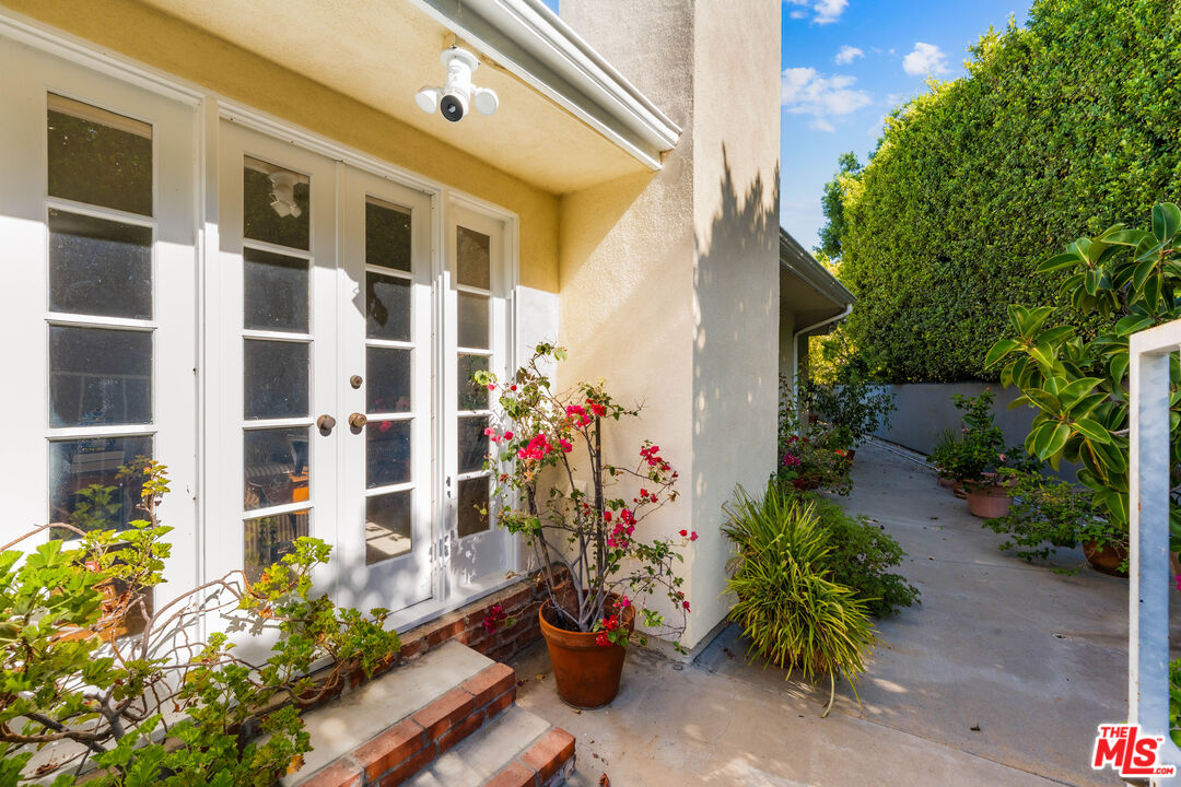 1130 Linda Flora Dr