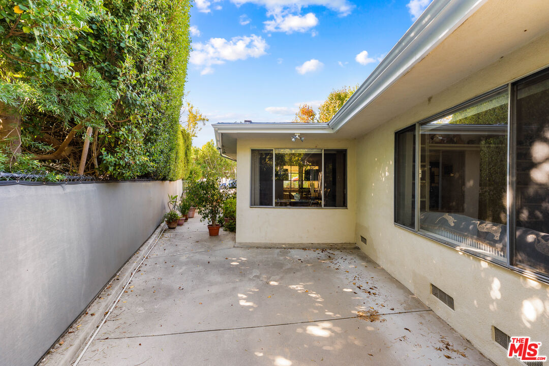 1130 Linda Flora Dr