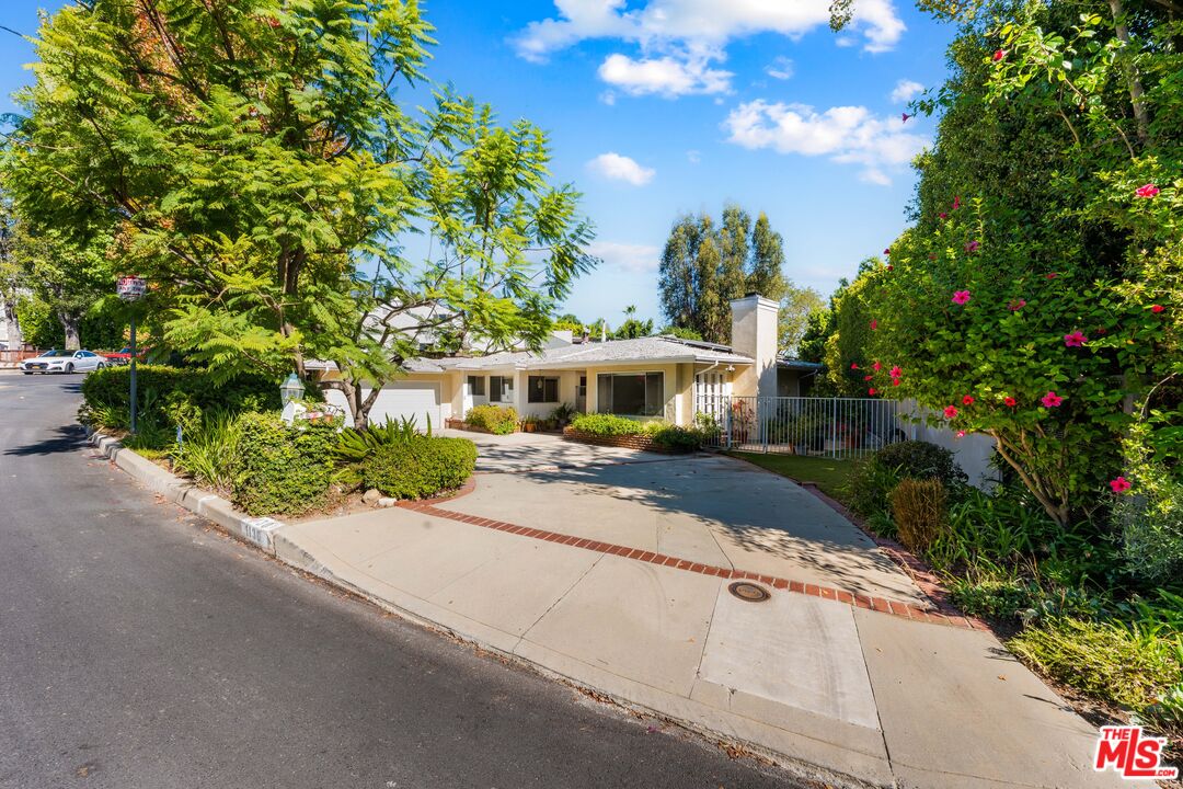 1130 Linda Flora Dr