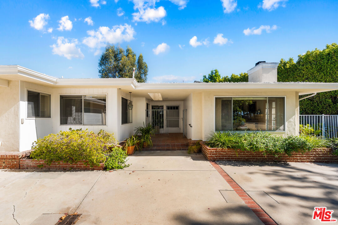 1130 Linda Flora Dr