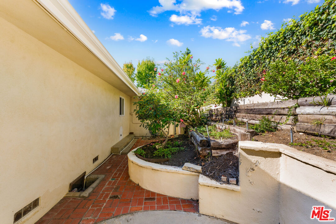 1130 Linda Flora Dr
