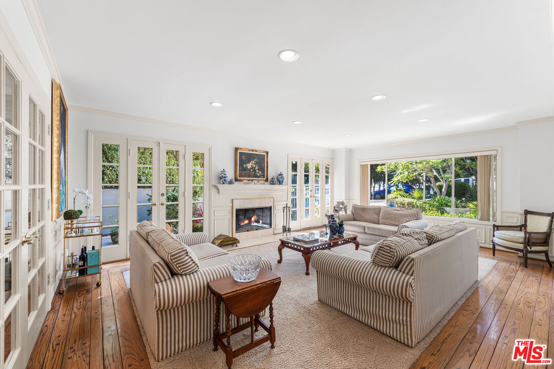 1130 Linda Flora Dr