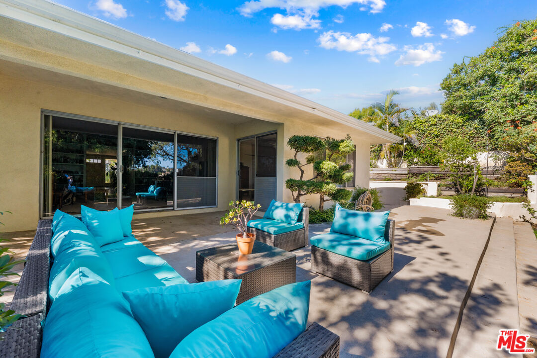 1130 Linda Flora Dr