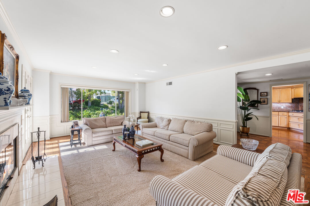 1130 Linda Flora Dr