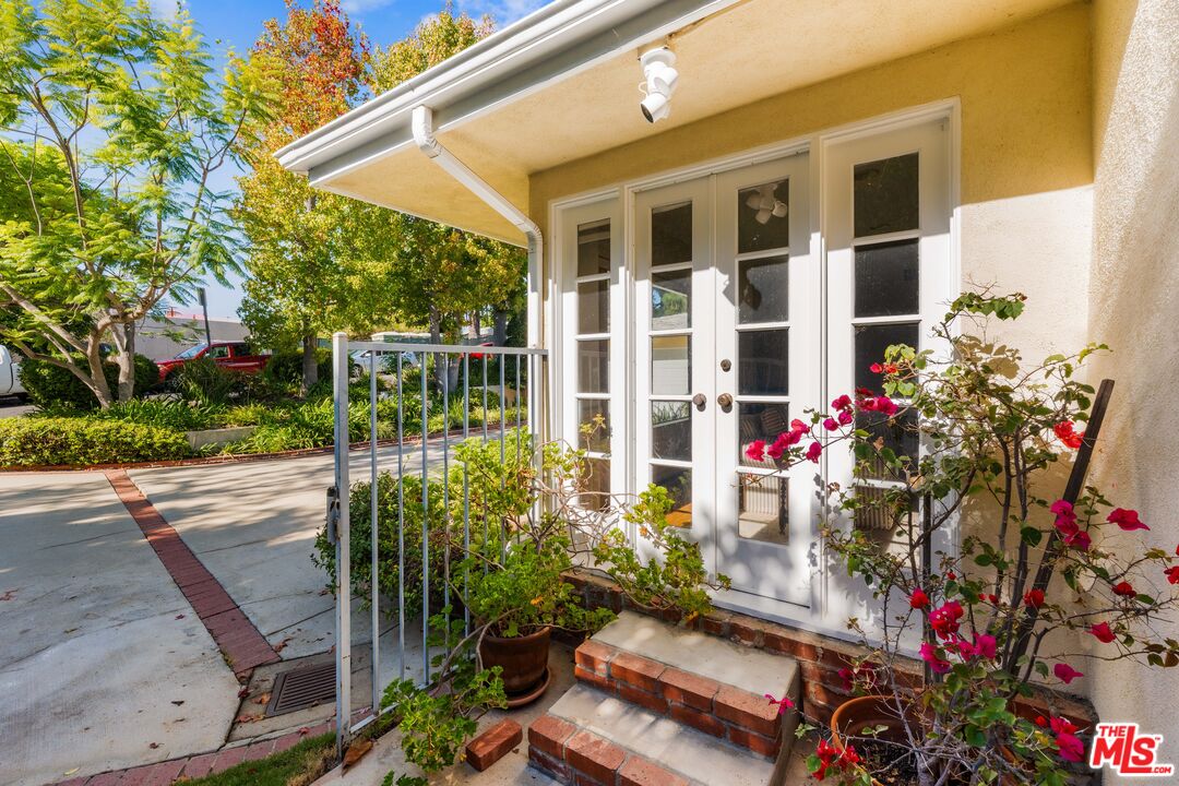 1130 Linda Flora Dr
