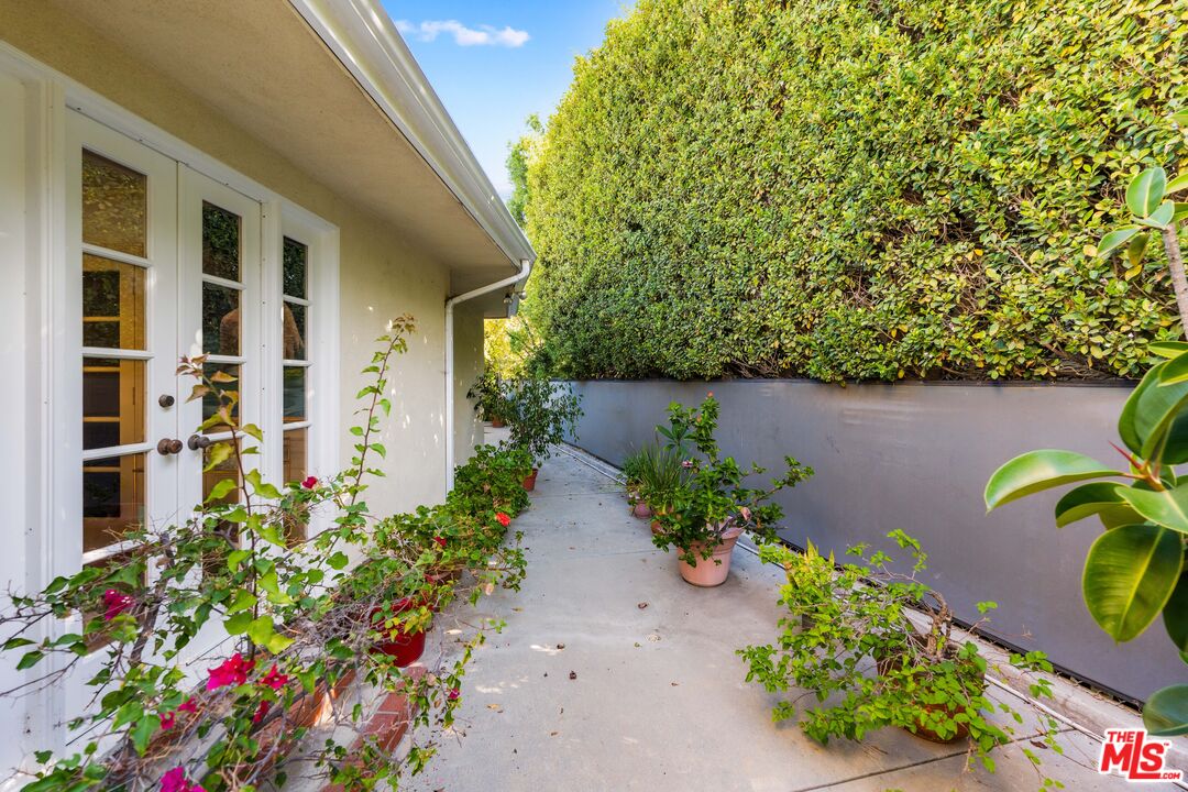 1130 Linda Flora Dr