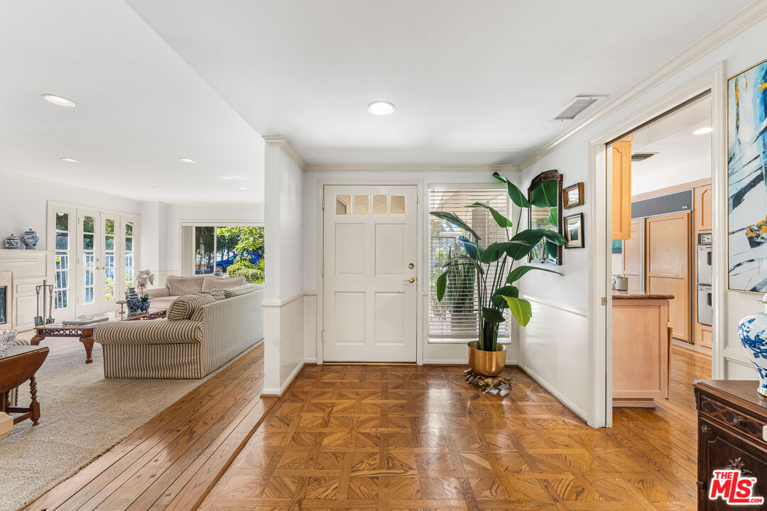 1130 Linda Flora Dr