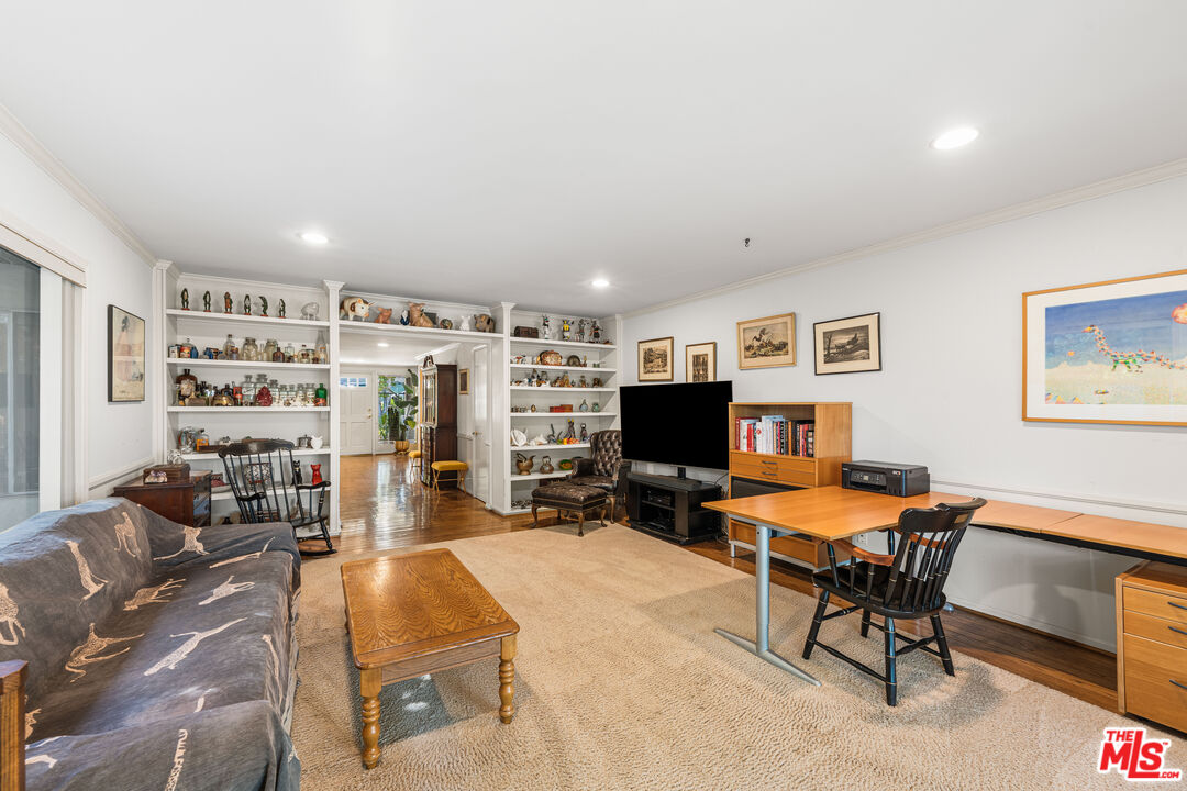 1130 Linda Flora Dr