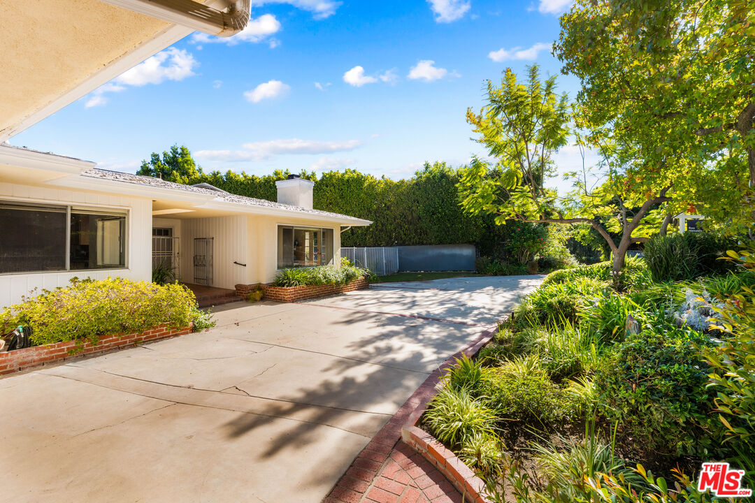 1130 Linda Flora Dr