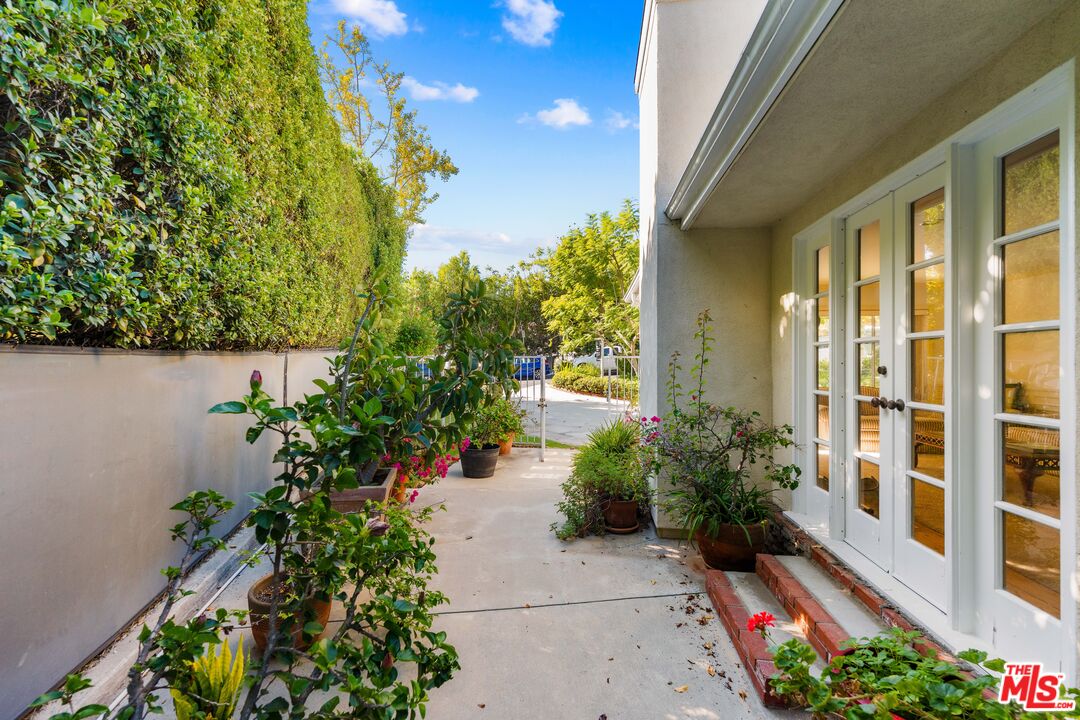 1130 Linda Flora Dr