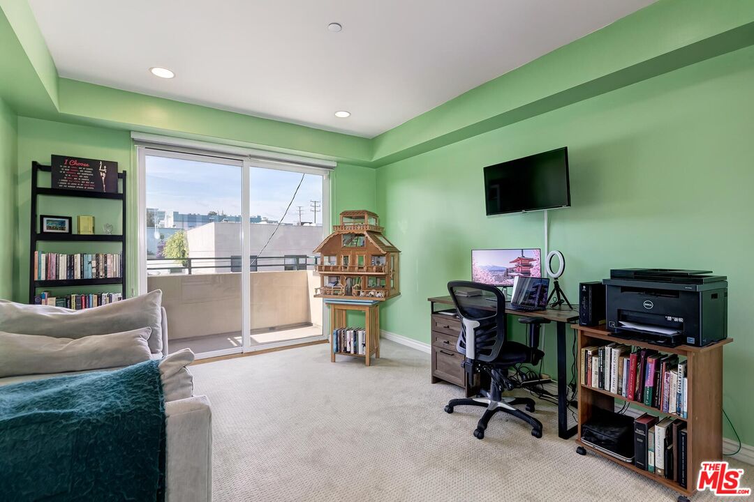 305 Arnaz Dr Unit: 304