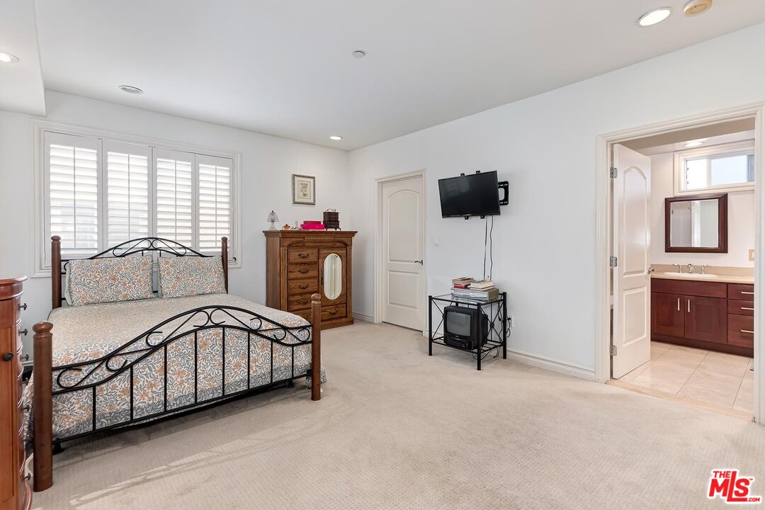 305 Arnaz Dr Unit: 304