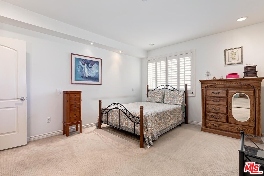 305 Arnaz Dr Unit: 304