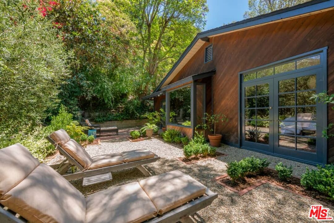 3266 Mandeville Canyon Rd