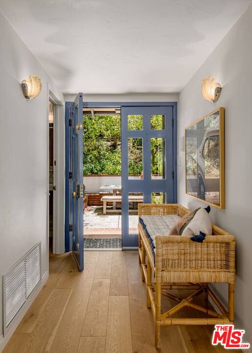 3266 Mandeville Canyon Rd