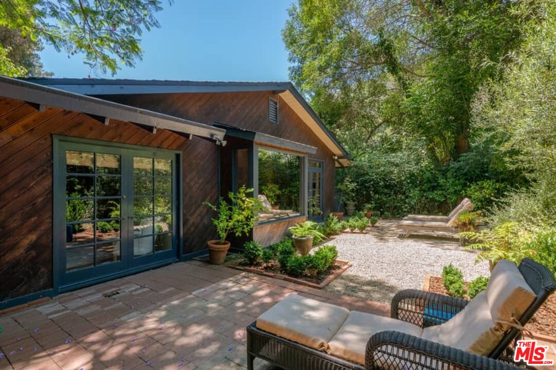 3266 Mandeville Canyon Rd