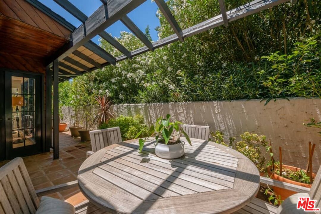 3266 Mandeville Canyon Rd