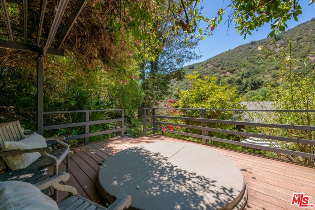 3266 Mandeville Canyon Rd