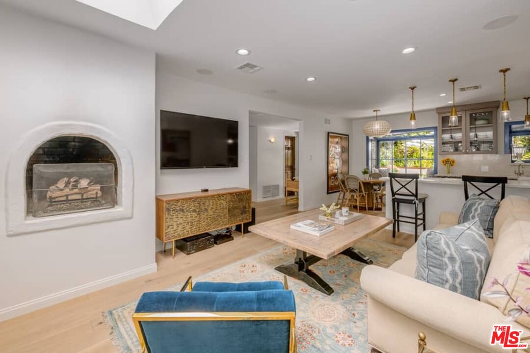 3266 Mandeville Canyon Rd