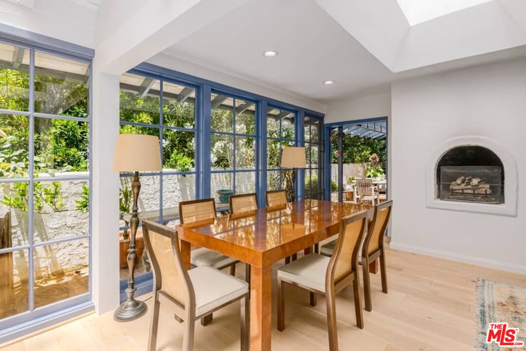 3266 Mandeville Canyon Rd