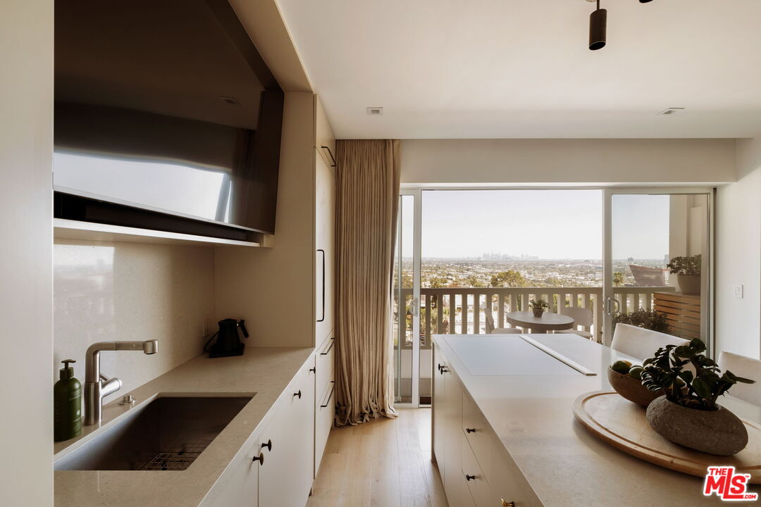 999 N Doheny Dr Unit: 807