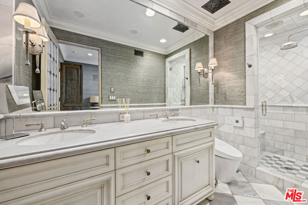 2408 34th St Unit: 4