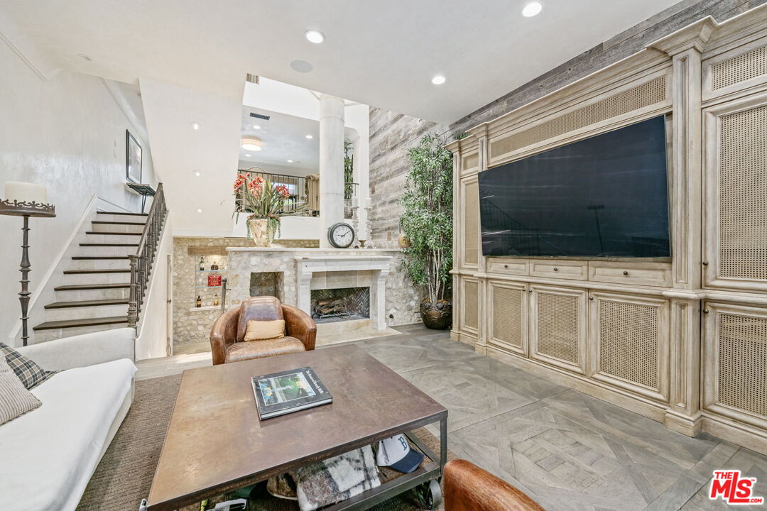 2408 34th St Unit: 4