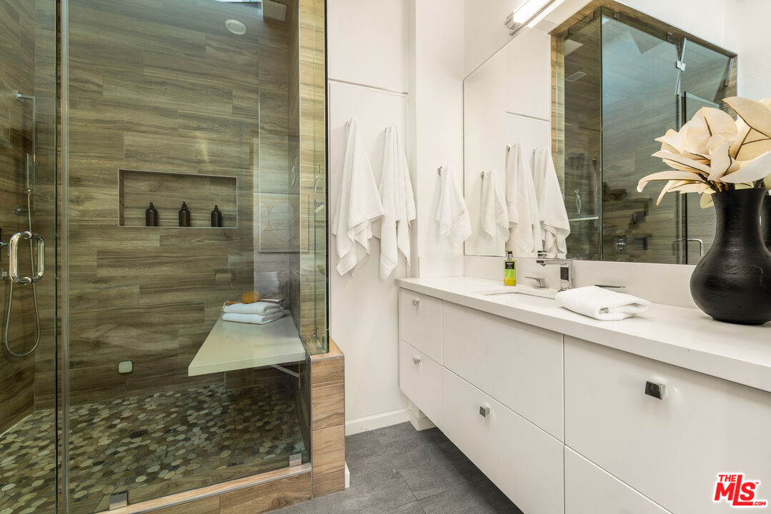 630 Rose Ave Unit: 5