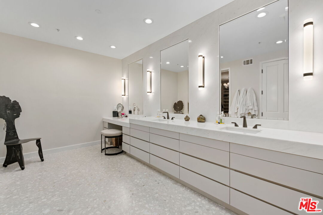 11500 San Vicente Blvd Unit: 216