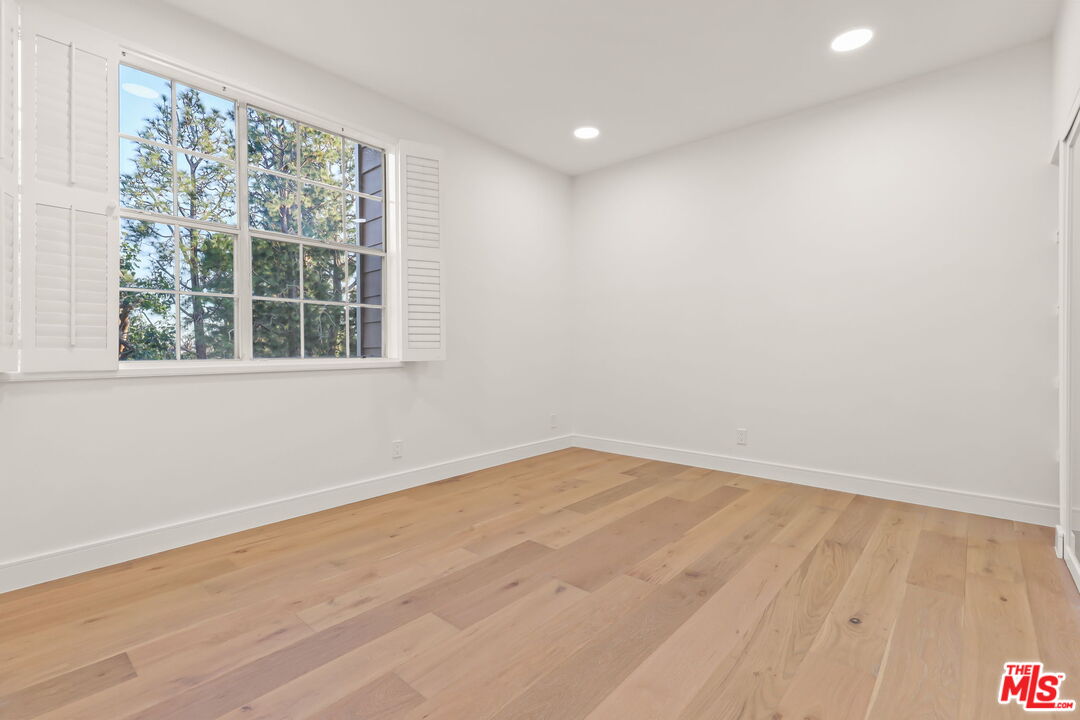 4338 Redwood Ave Unit: B208