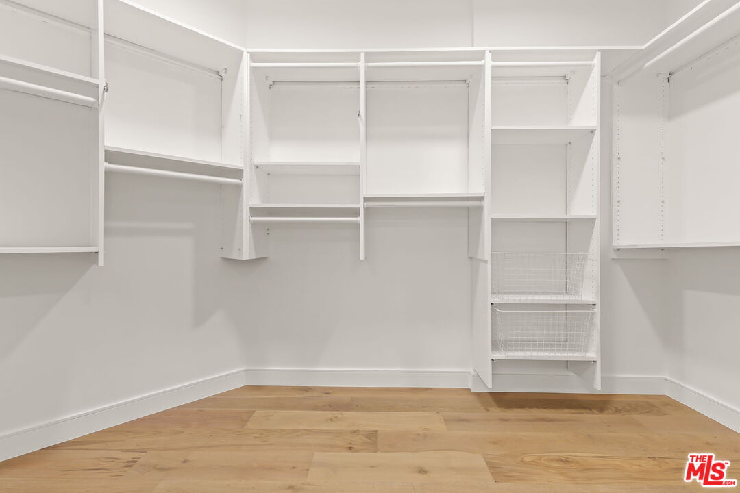 4338 Redwood Ave Unit: B208