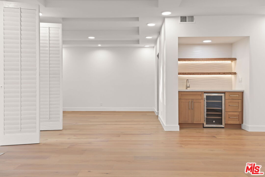 4338 Redwood Ave Unit: B208