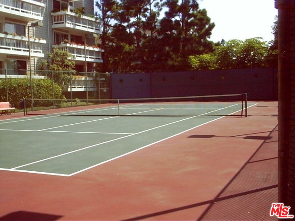 4338 Redwood Ave Unit: B208