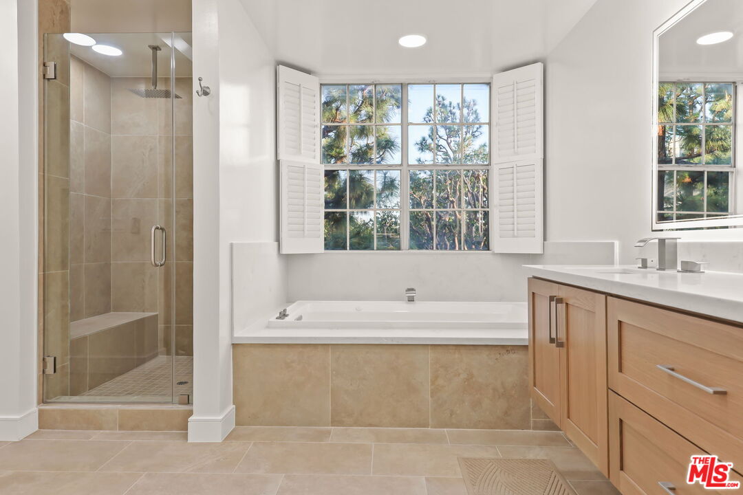 4338 Redwood Ave Unit: B208