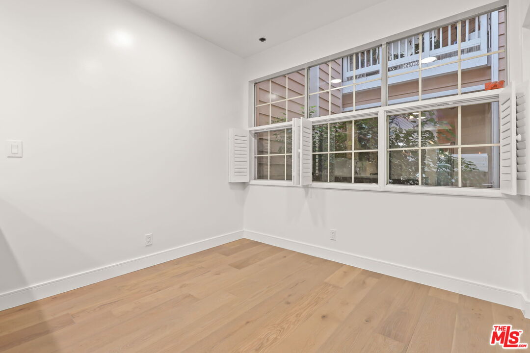 4338 Redwood Ave Unit: B208