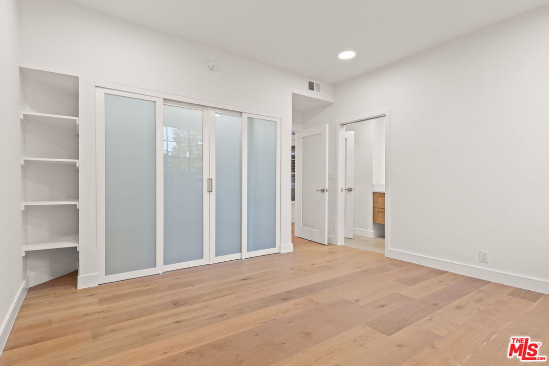 4338 Redwood Ave Unit: B208