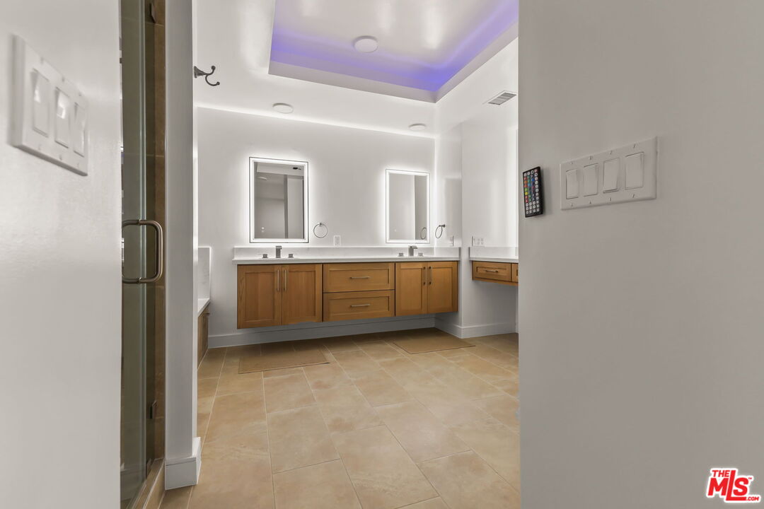 4338 Redwood Ave Unit: B208