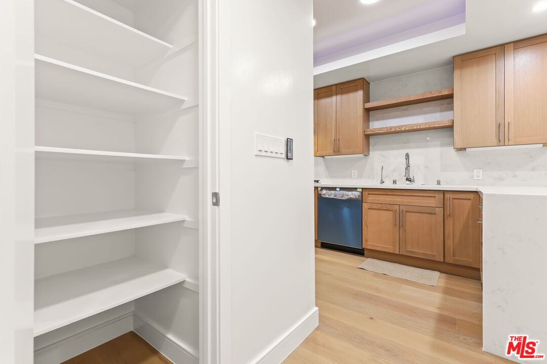 4338 Redwood Ave Unit: B208