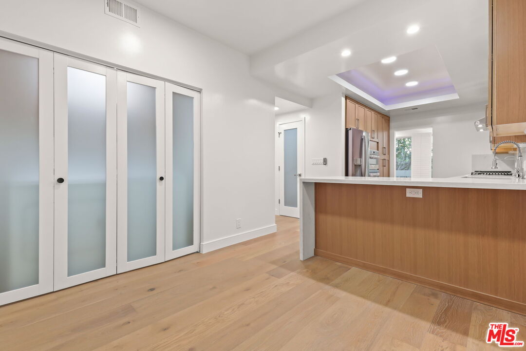 4338 Redwood Ave Unit: B208