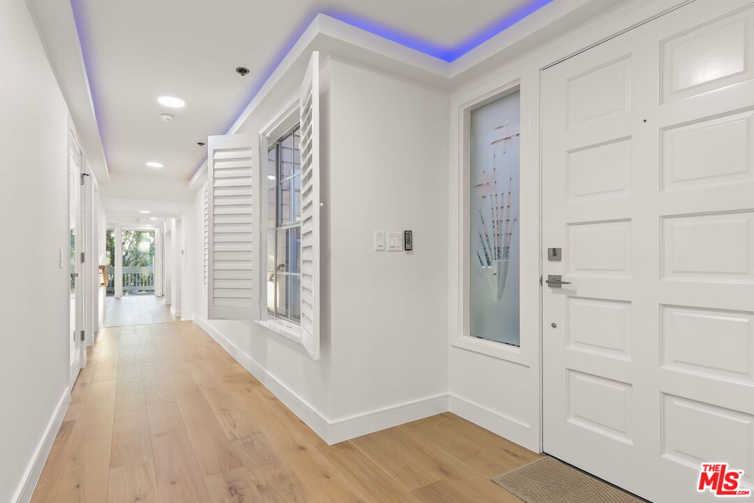 4338 Redwood Ave Unit: B208